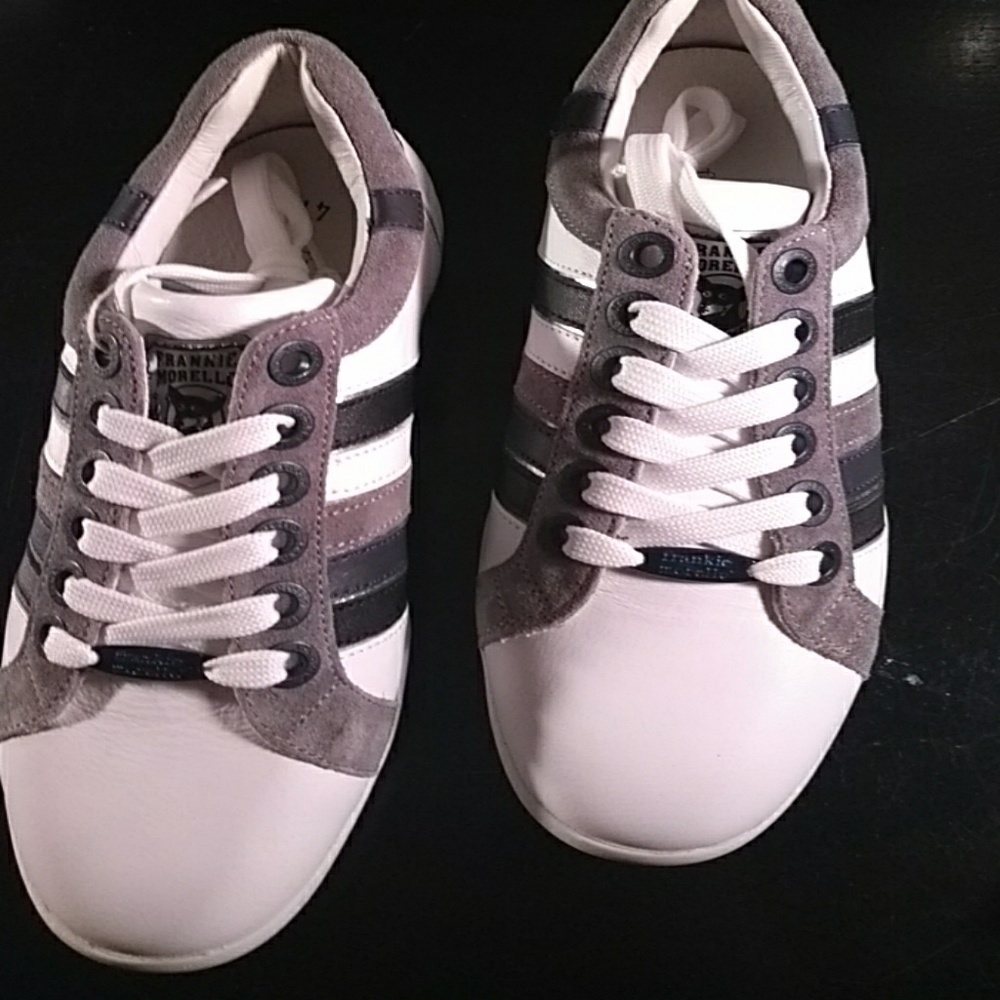 Tennis shoes